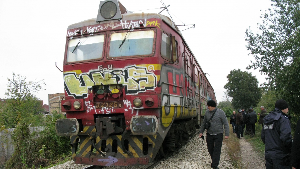 Влак удари кола на жп прелез