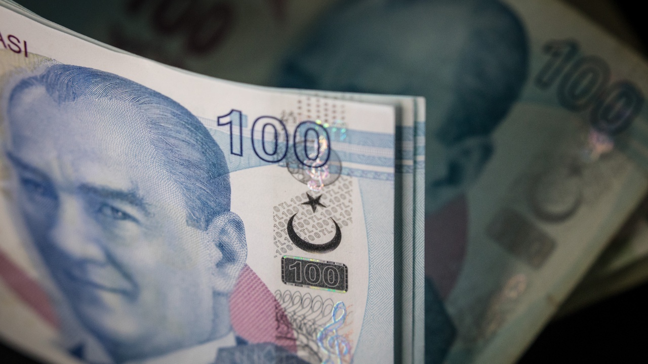 Турската лира с нов спад, този път след уволнението на шефа на централната банка