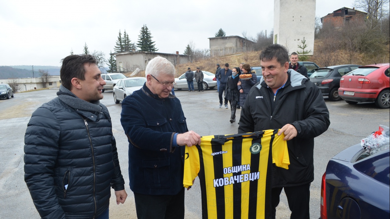 ГЕРБ -Перник подари нови екипи на футболистите от „Димитровец“