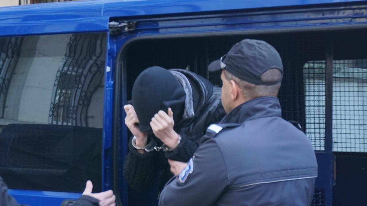 Джигитът от Казанлък, заради когото наказват полицаи, е активист на БСП
