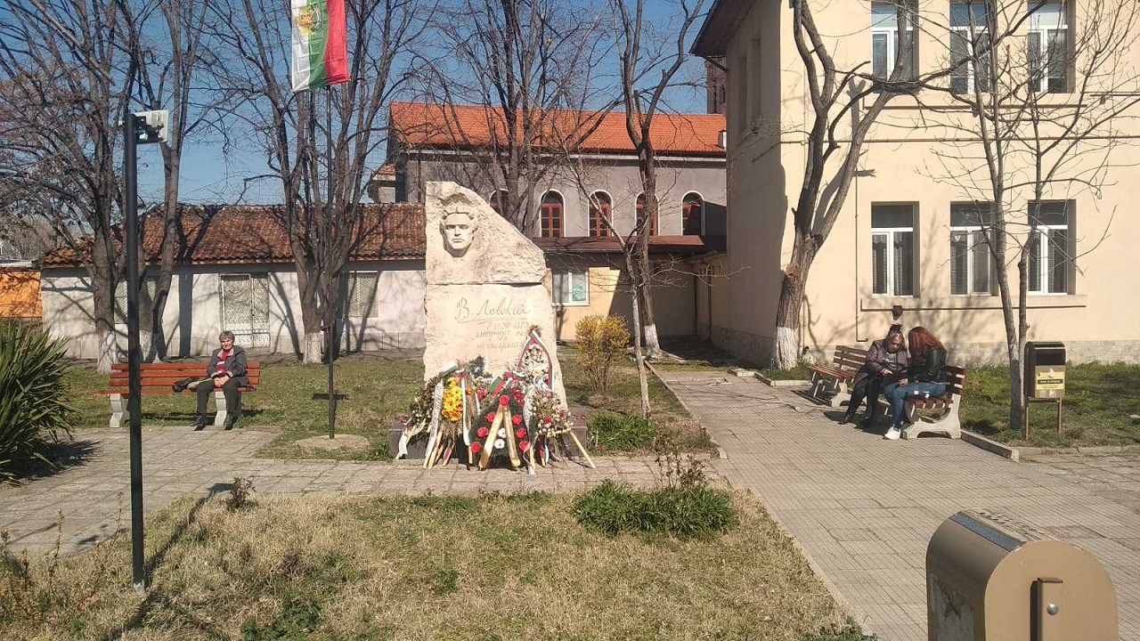 Подобряват вида на градинката при паметника на Васил Левски в  Асеновград
