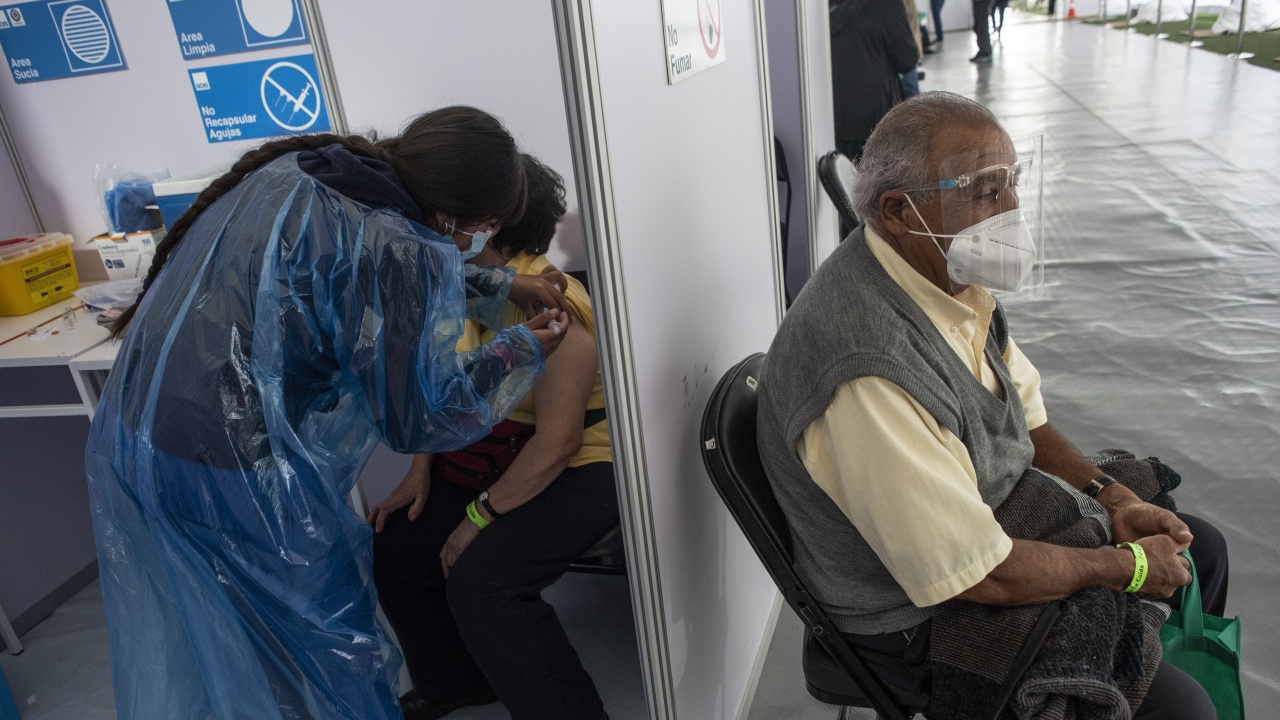 Куба започна да ваксинира 150 000 здравни работници срещу коронавирусa