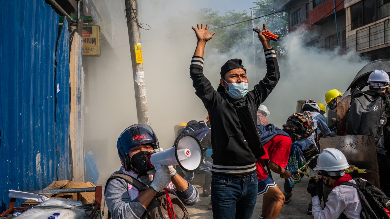 Хунтата в Мианма обвини протестиращите срещу нея в палежи и насилие