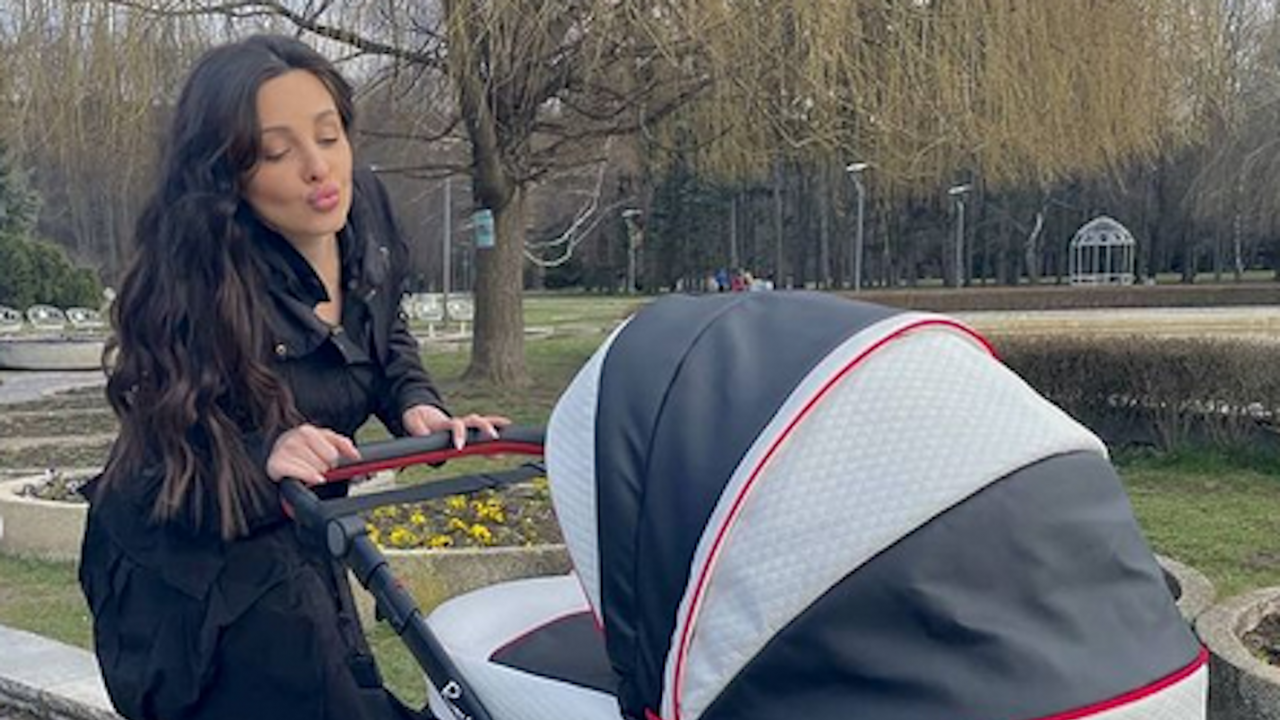 Симона Загорова на първа разходка с бебето 