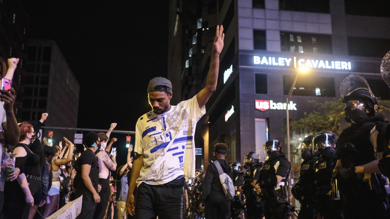 В Минеаполис въоръжени чернокожи мъже кръстосват улиците, за да защитават афроамериканците
