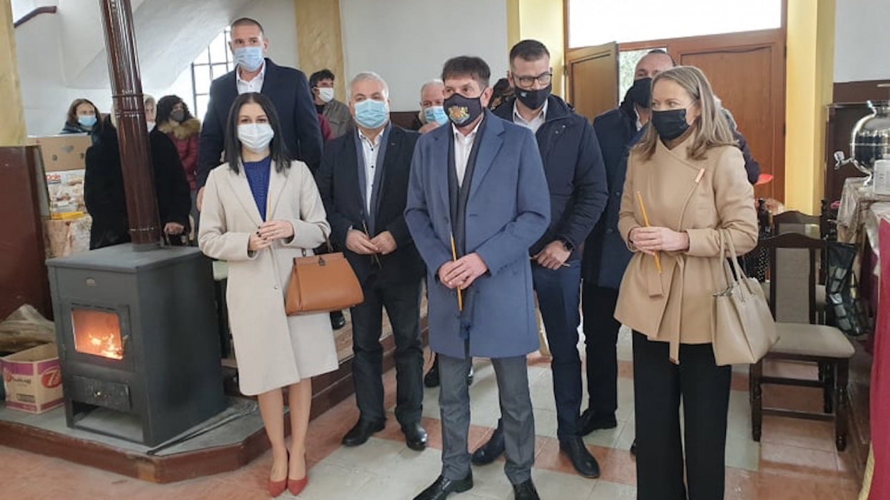 Водачът на листата на коалиция ГЕРБ – СДС в 17 МИР Дани Каназирева и кандидати за народни представители посетиха село Тополово, Асеновградско