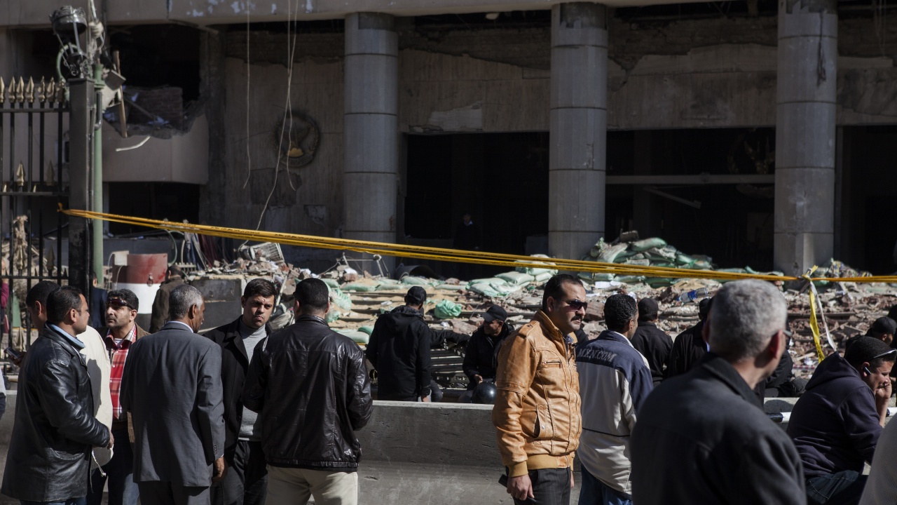 Петима загинали и много ранени при рухване на сграда в Кайро