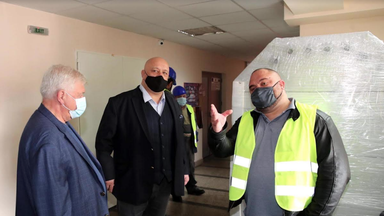 Кирил Ананиев и Красен Кралев дадоха начало на реконструкцията на зала "Борис Гюдеров" в Перник