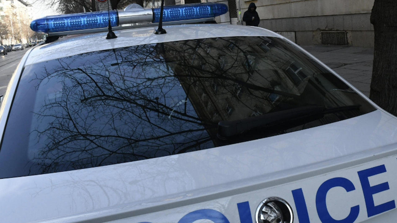 Сливенски полицаи са задържали "муле" на телефонни измамници
