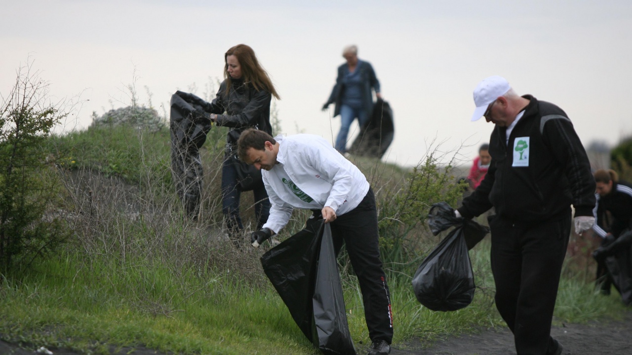 Над петнадесет тона отпадъци са събрани в акция по почистване на река Места край Белица