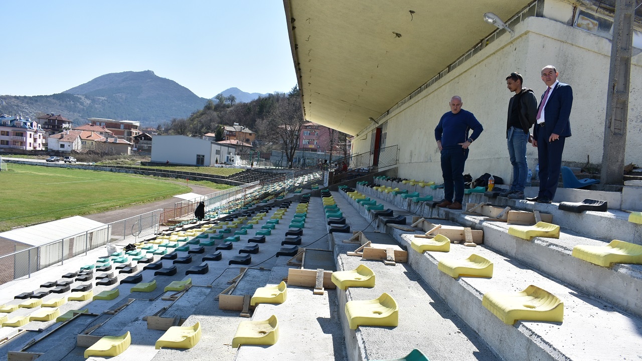 Стадион „Шипка“ в Асеновград вече разполага с общо 850 седящи места