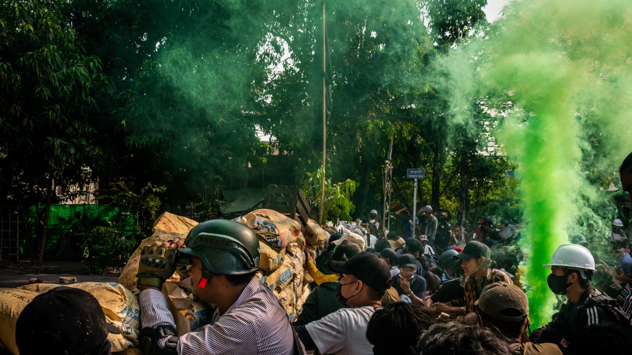 Протестиращите в Мианма почитат с цветна стачка убитите 543 участници в протестите