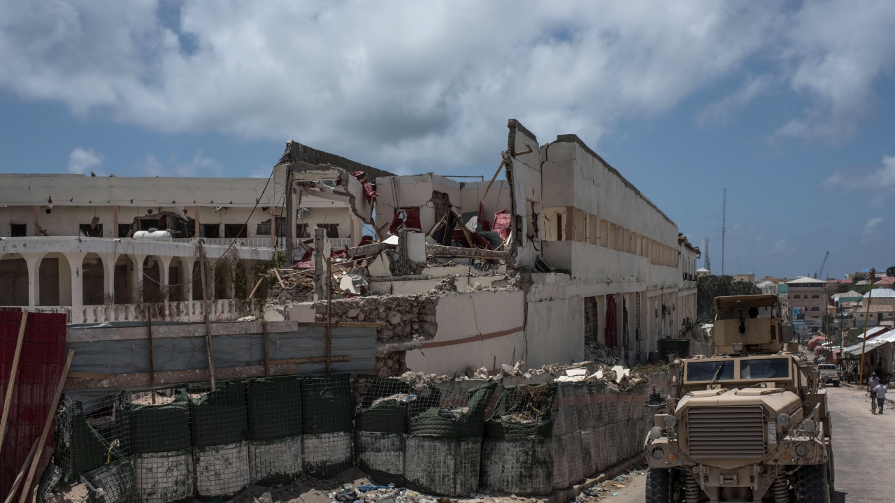 Най-малко 9-има загинаха при взривове в сомалийски военни бази
