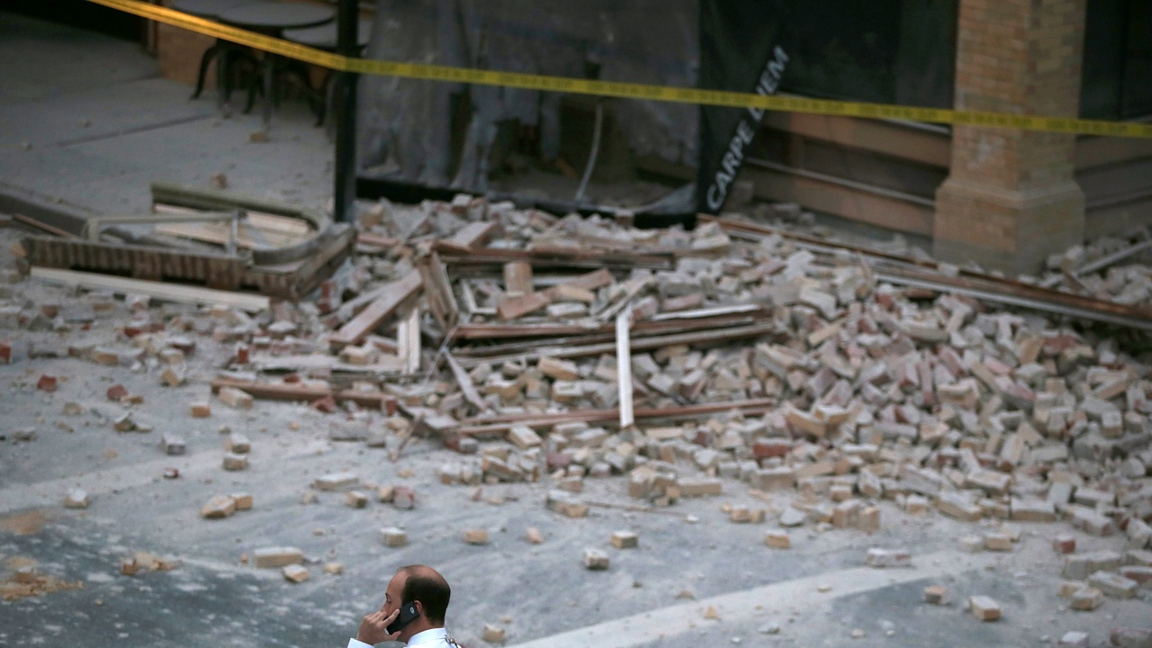 Най-малко 5 загинали при рухване на триетажна сграда в Банкок