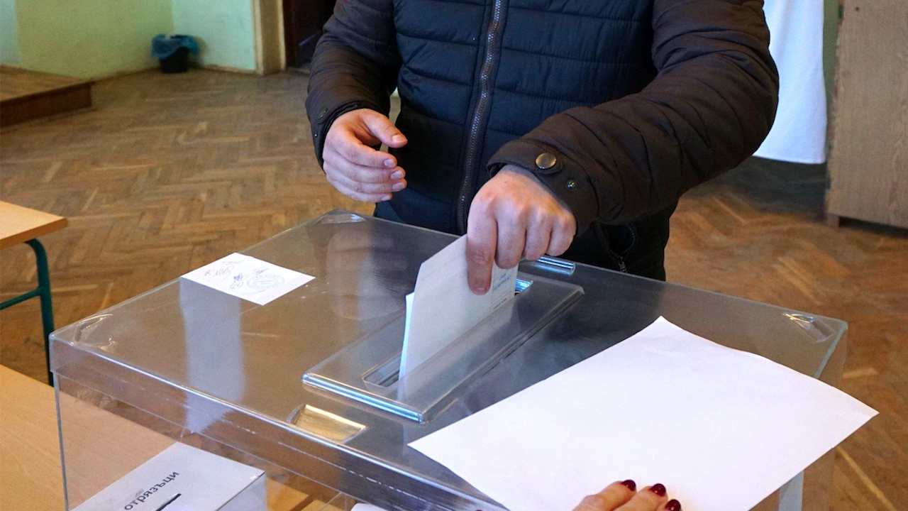Нормално започна изборният ден в 29 МИР - Хасково