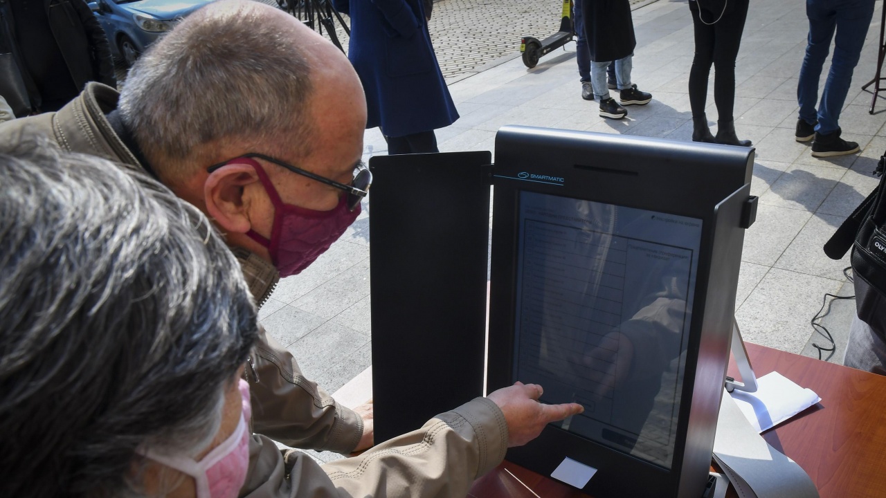 Кандидат-депутат нацели фал с машината за електронно гласуване в Пловдив