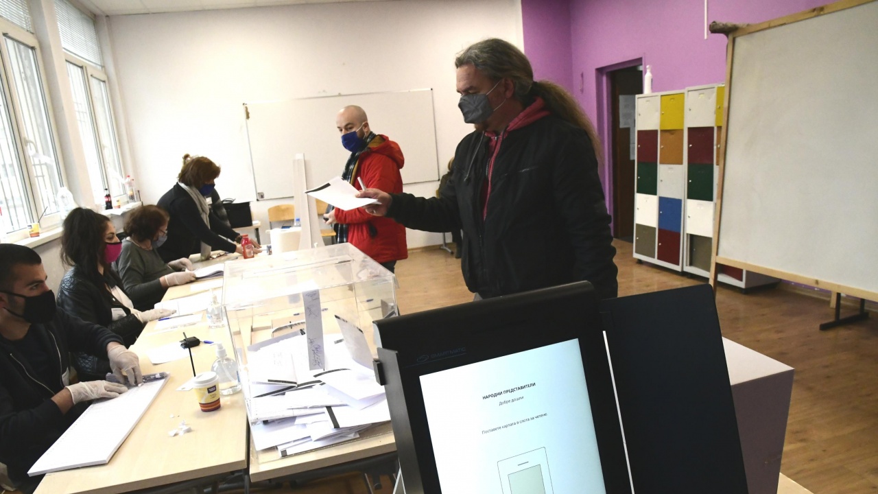 Избирателка бутна машината за гласуване на земята