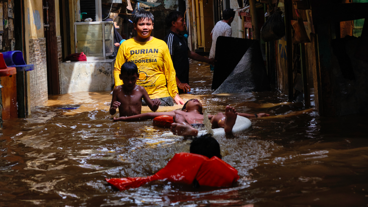 Над 150 жертви на наводненията в Индонезия и Източен Тимор
