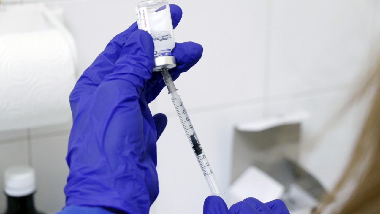  Оксфордският университет спира временно тестването на ковид ваксината върху деца