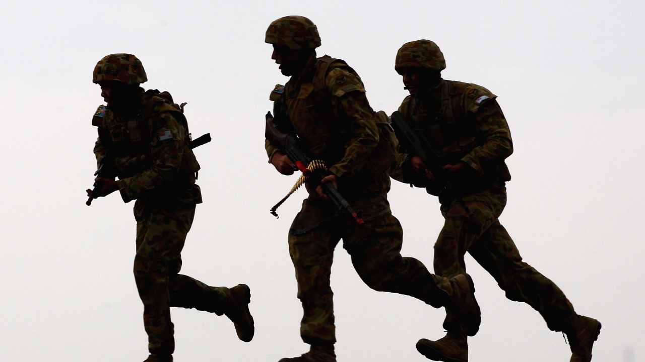 Армия пое контрола над летището в Тирана