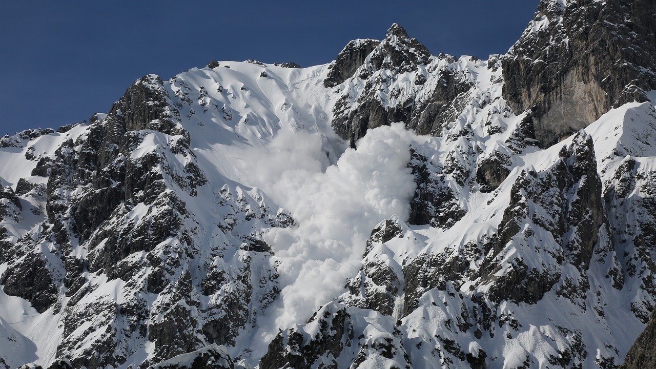 Висока лавинна опасност в планините