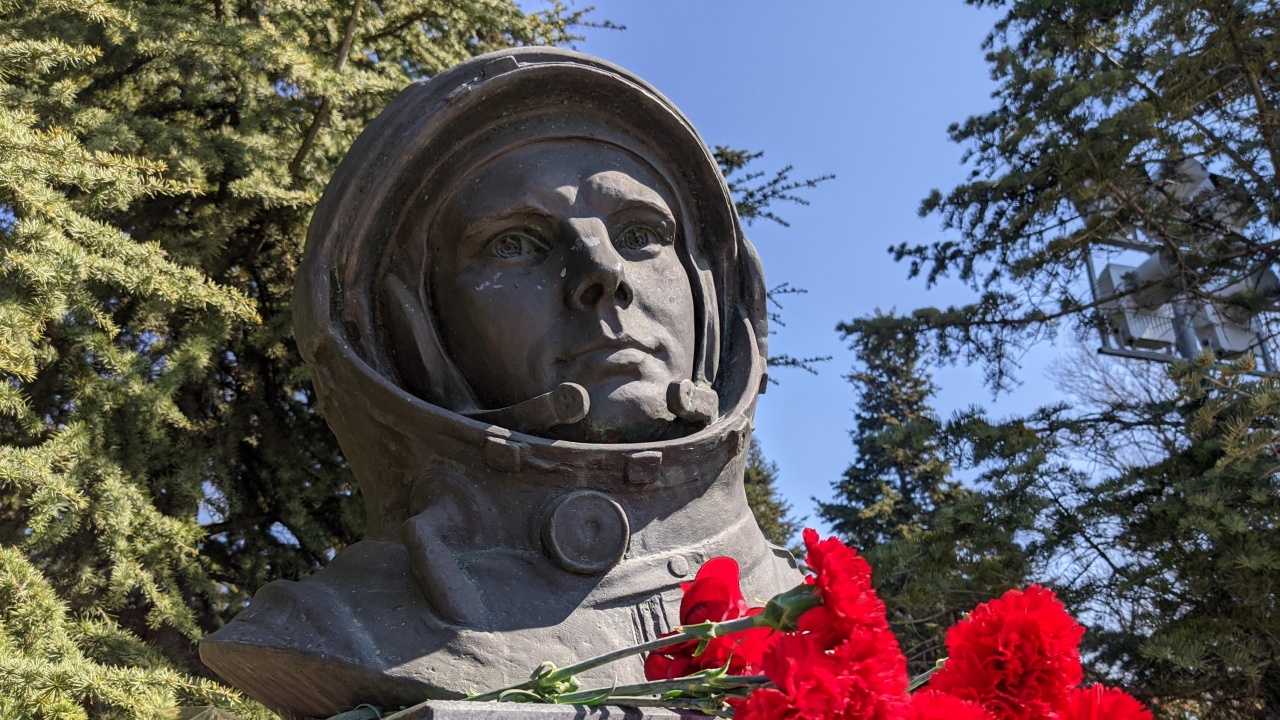 Единици почетоха Юрий Гагарин за деня на космонавтиката във Варна