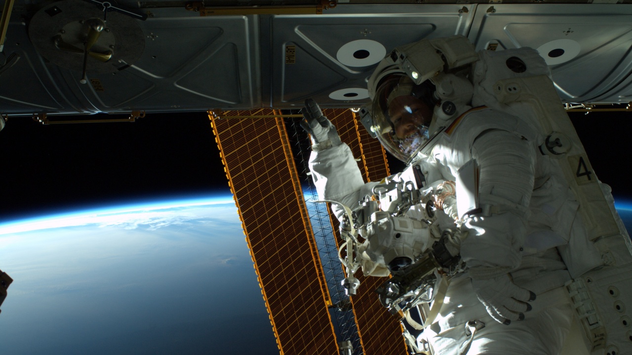 Астронавт подобри рекорда за най-дълга пауза между две космически разходки