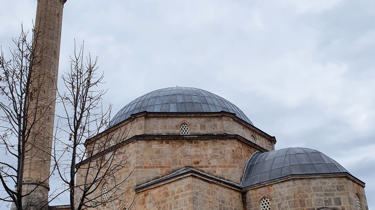 Спешно ремонтират джамията „Фатих Мехмед“ в Кюстендил