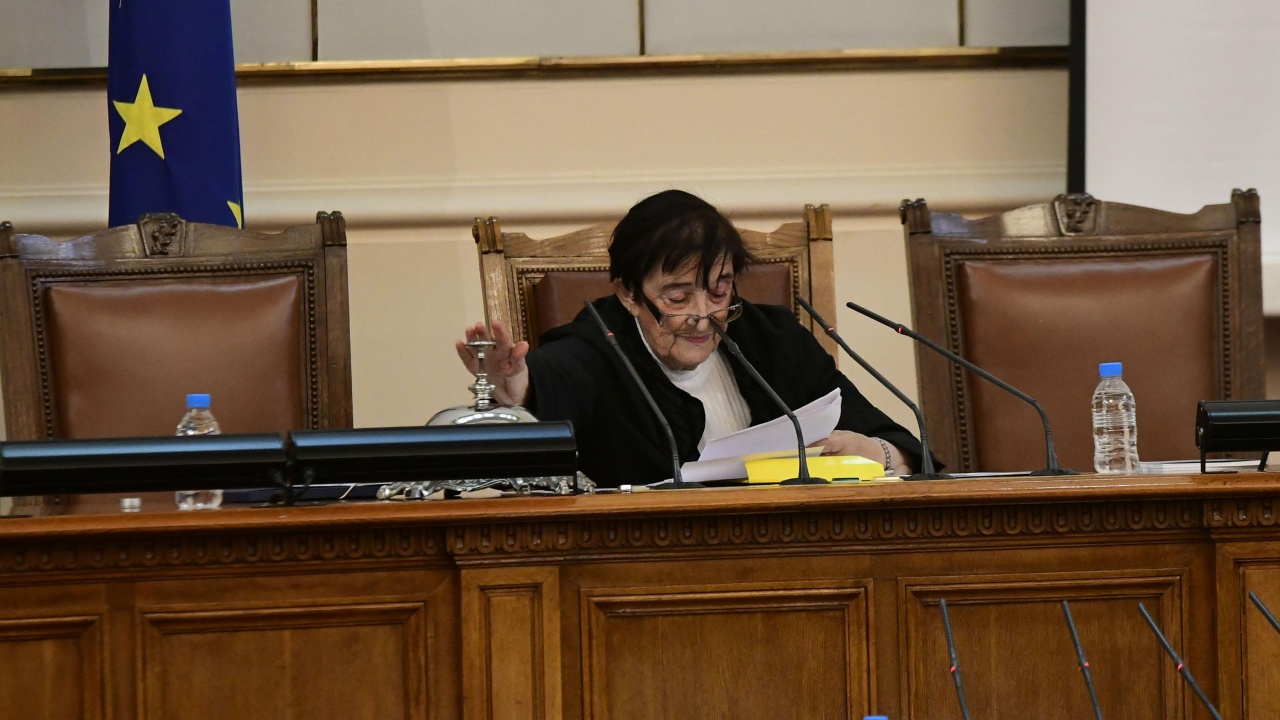 Куриозно начало на новия парламент