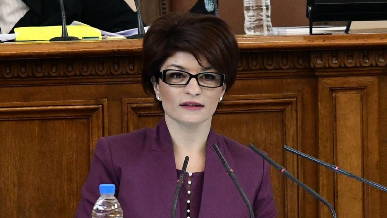Десислава Атанасова: Време е шоуто да приключи. Победителят е ГЕРБ
