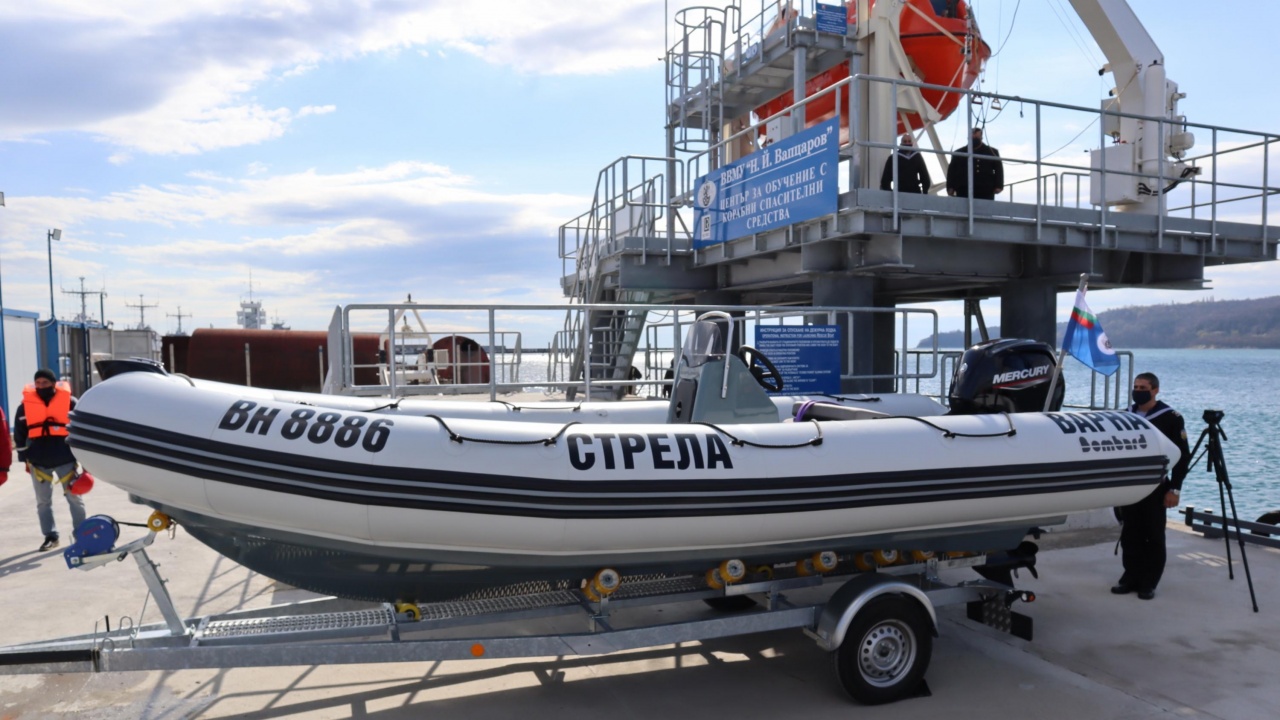 Военноморските сили кръстиха нова лодка във Варна
