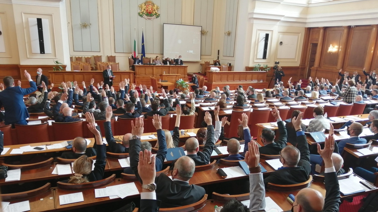 Парламентът създаде три комисии