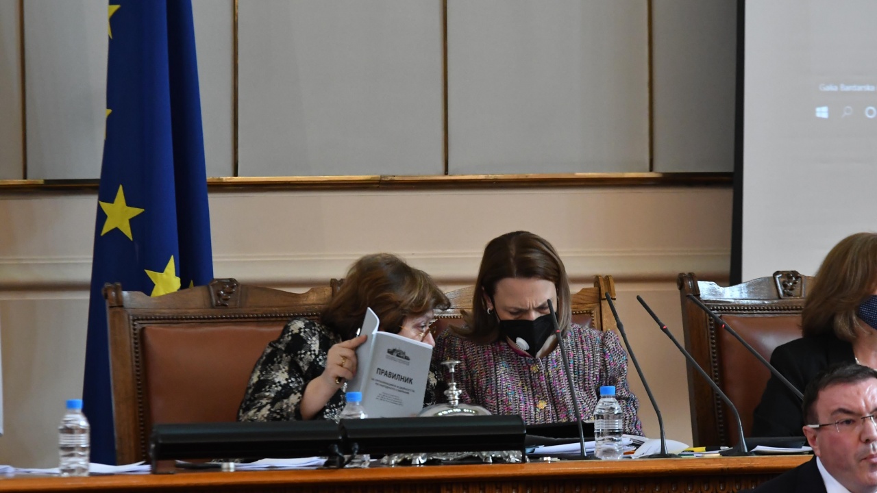 Заснеха Татяна Дончева да дава наставления на Ива Митева по парламентарния правилник