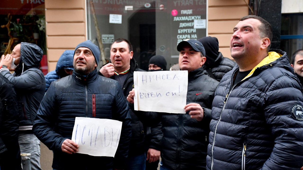 Протест пред централата на БСП: "Нинова, върви си!"