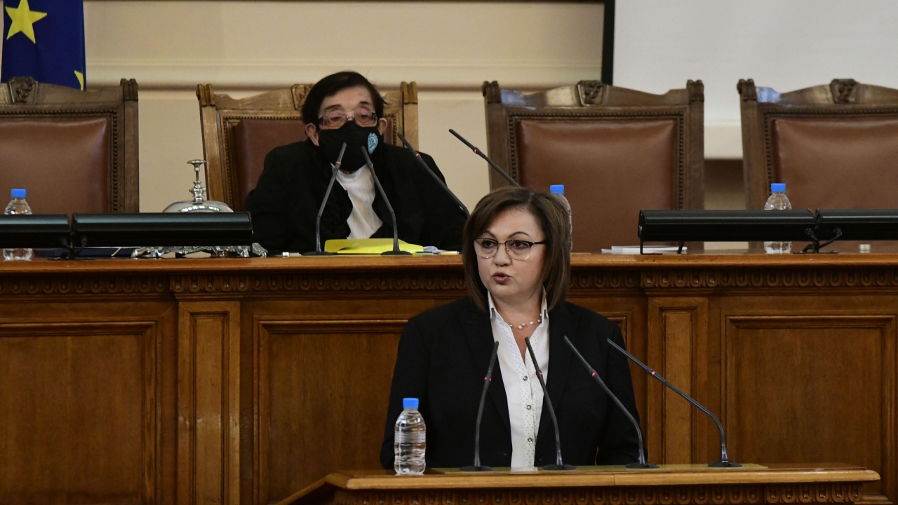 Нинова обвини Борисов, че праща хора да й искат оставката