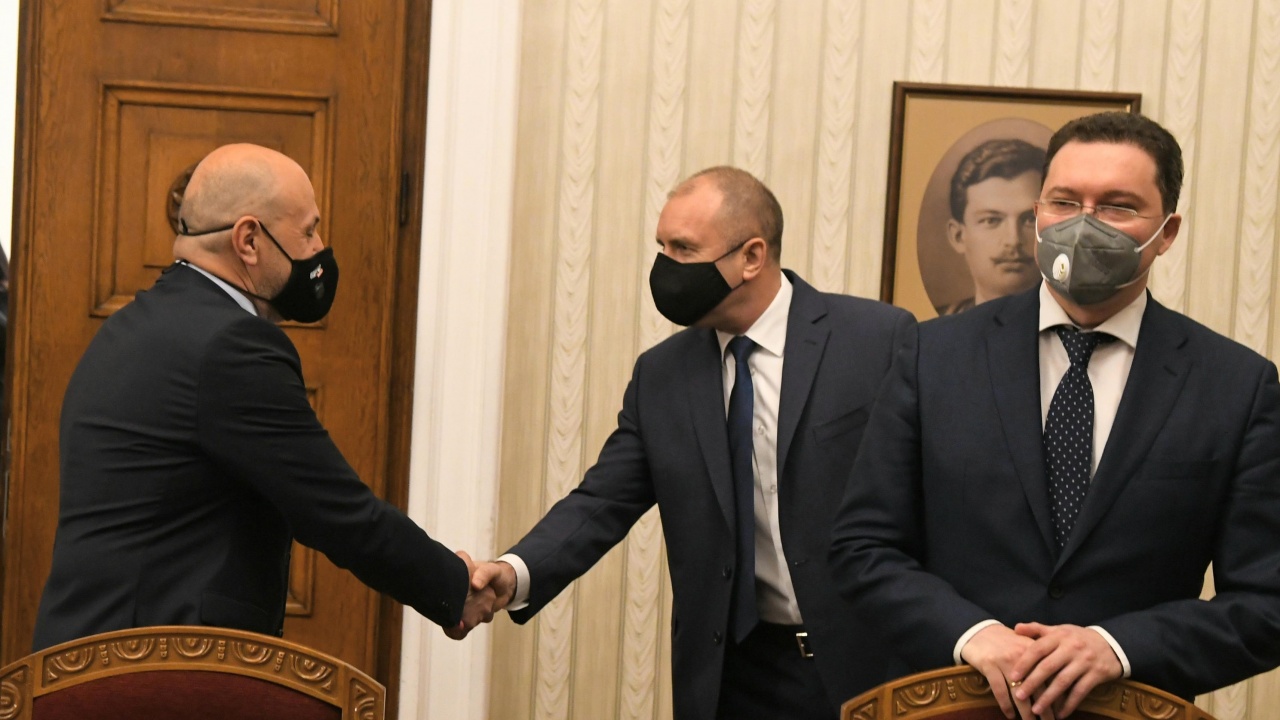 ГЕРБ са готови с кабинет, Радев не бързал за служебно правителство