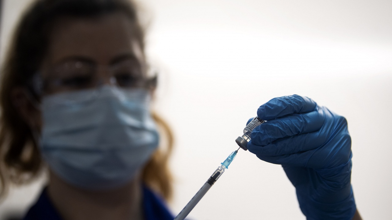 Ваксиниран с Pfizer започна да повръща, припадна и почина