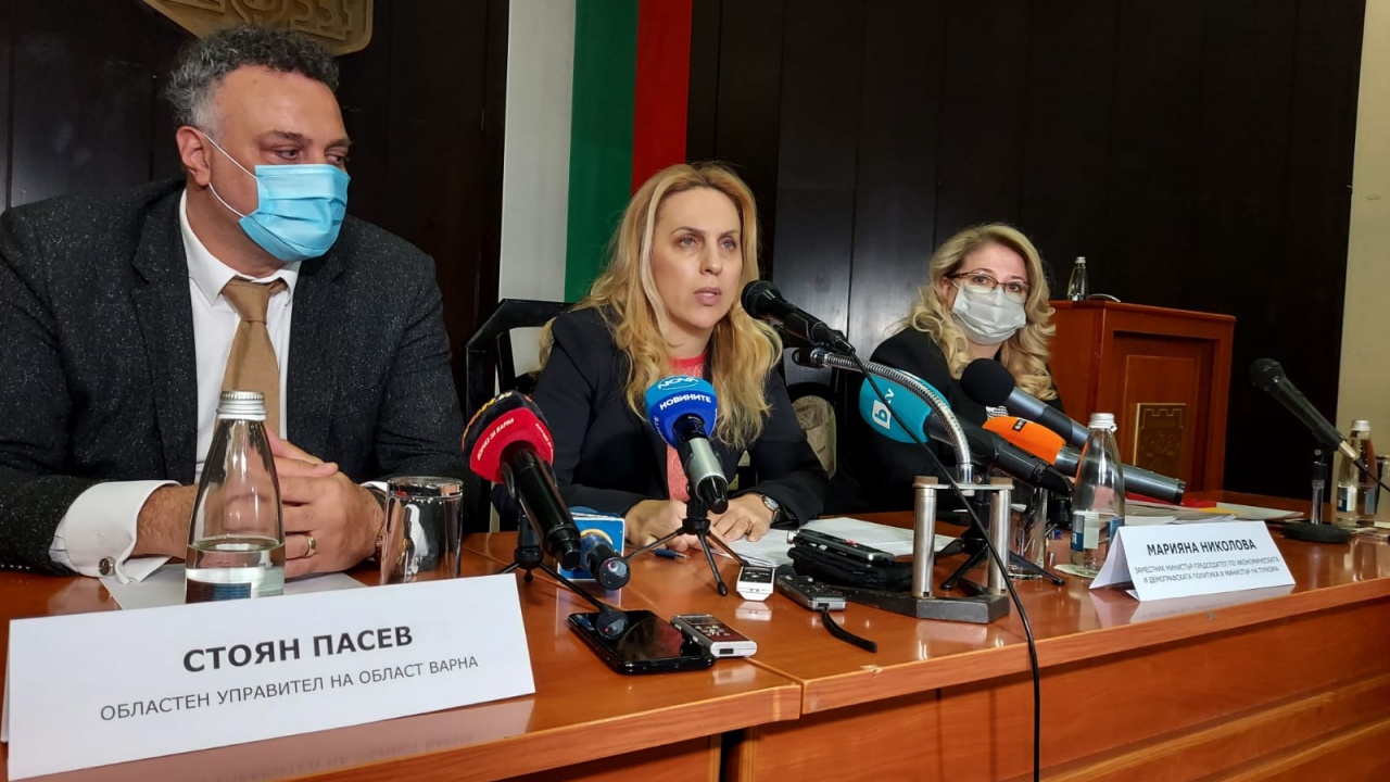 Вицепремиерът Марияна Николова пред медии във Варна: Обмислят се всякакви възможни варианти за облекчено влизане на туристите 
