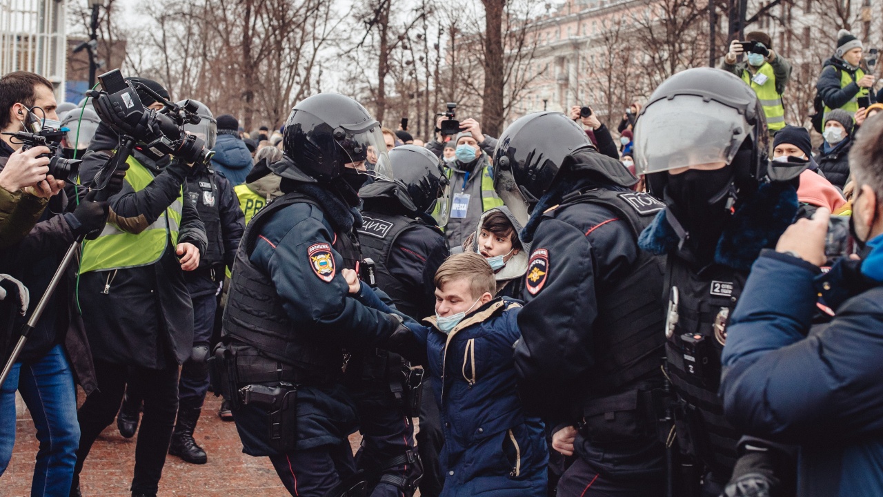 Руските власти задържаха привърженици на Навални още преди протестите