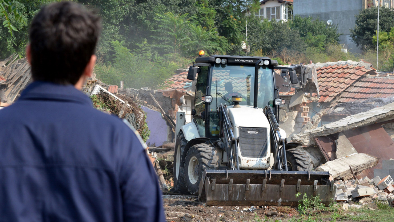 Багери премахват незаконни постройки в пловдивската "Шекер махала" 