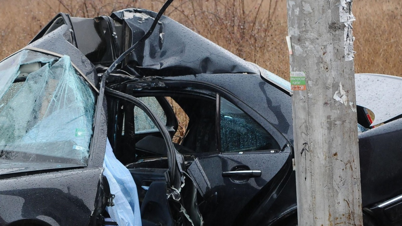 След жесток удар: Водач изгоря с колата си в Силистренско