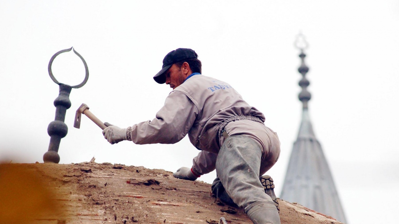 Започнаха дейностите по спешния ремонт на опасната сграда на джамията "Фатих Мехмед" в Кюстендил