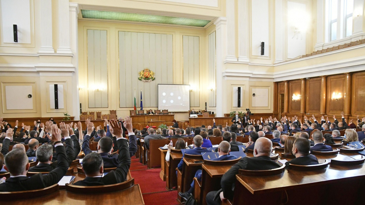 Депутатите си гласуваха допълнително възнаграждение при реализиране на извънредни задачи