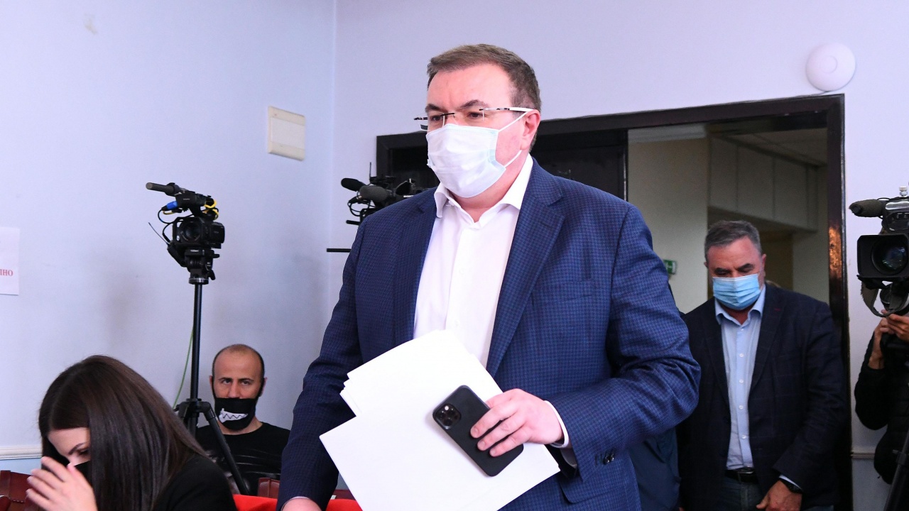 Здравният министър издаде заповедта, с която от утре се отварят стадионите и школите