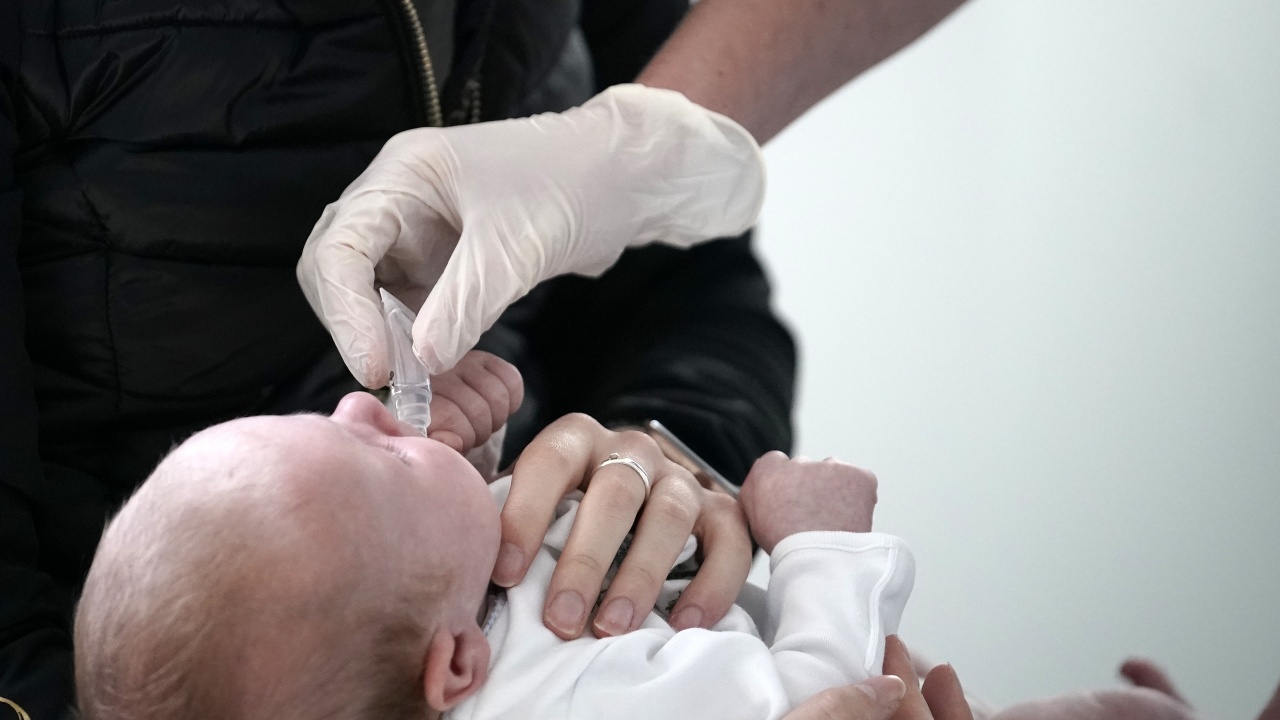 Неонатолози: Ако родилката е заразена с COVID-19, първите ваксини на бебето да се отложат