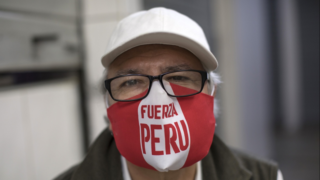 В Перу вече само една маска не стига