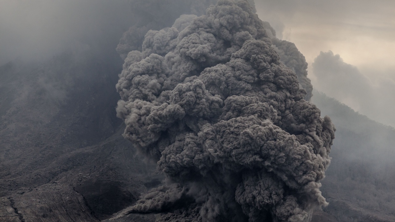 Вулканът Синабунг в Индонезия избълва стълб от вулканична пепел