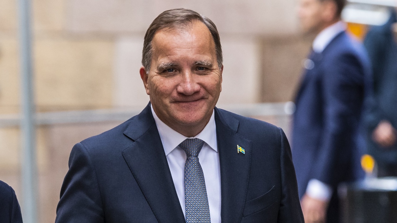 Премиерът на Швеция се ваксинира срещу COVID-19 и призова населението за същото 