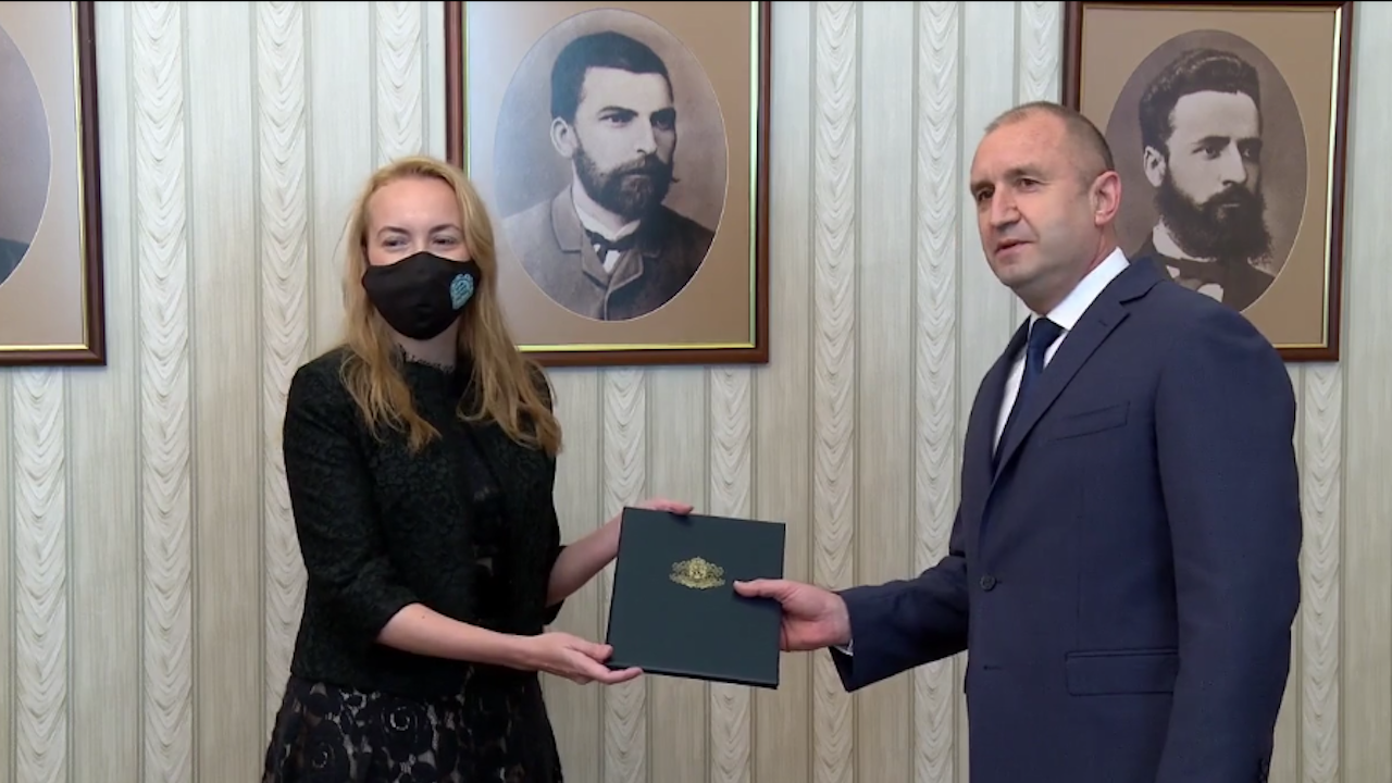 Румен Радев връчи мандат за съставяне на правителство на Антоанета Стефанова от ИТН, тя го върна