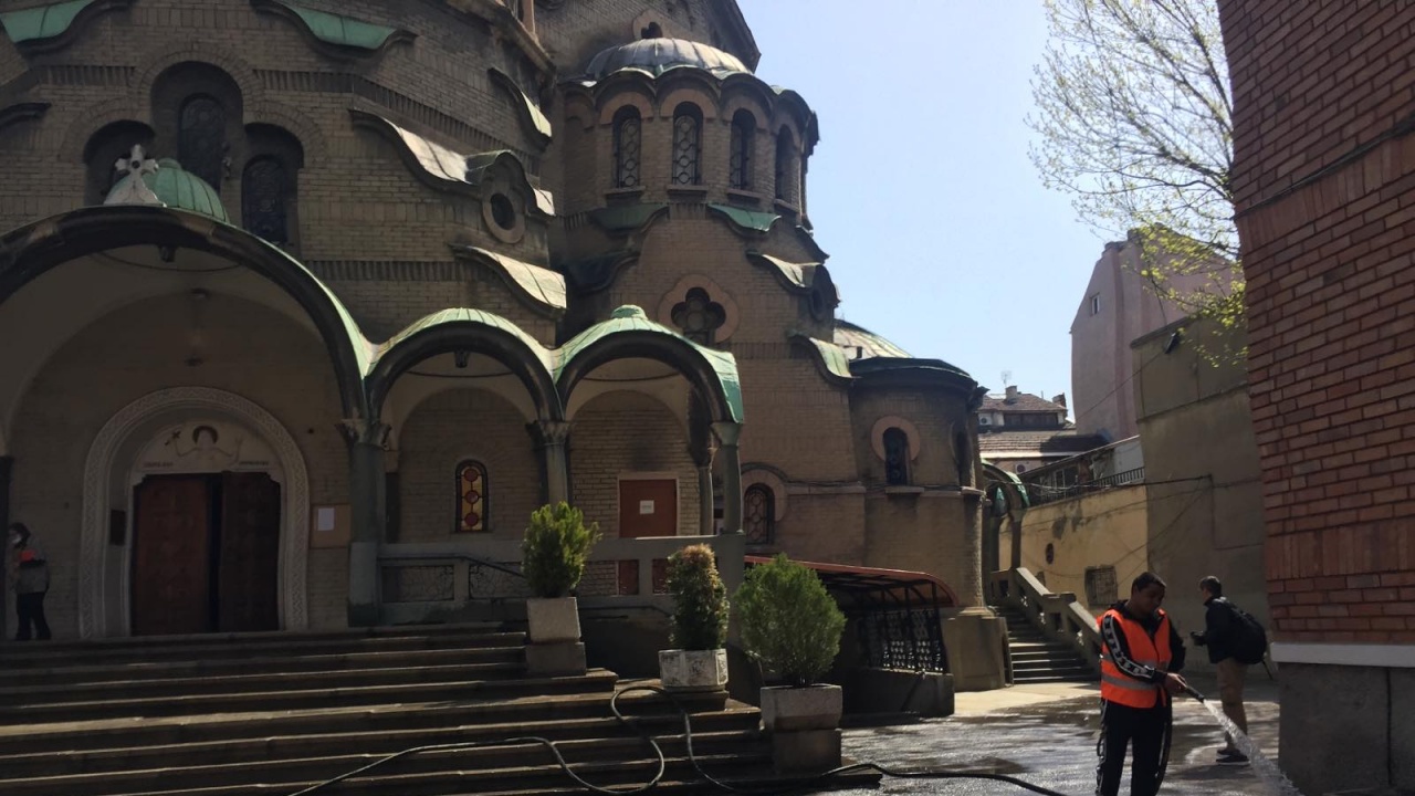 Столична община извършва миене на пространствата около православните храмове